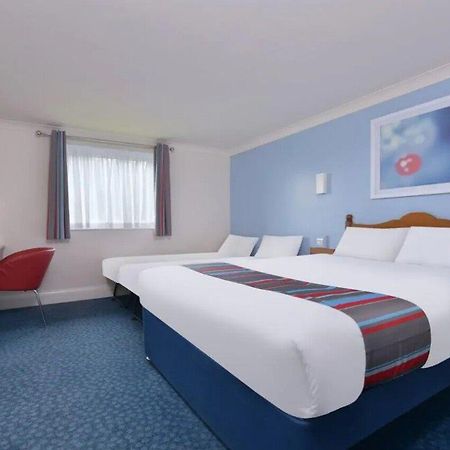 Travelodge Cardiff Airport Барри Экстерьер фото