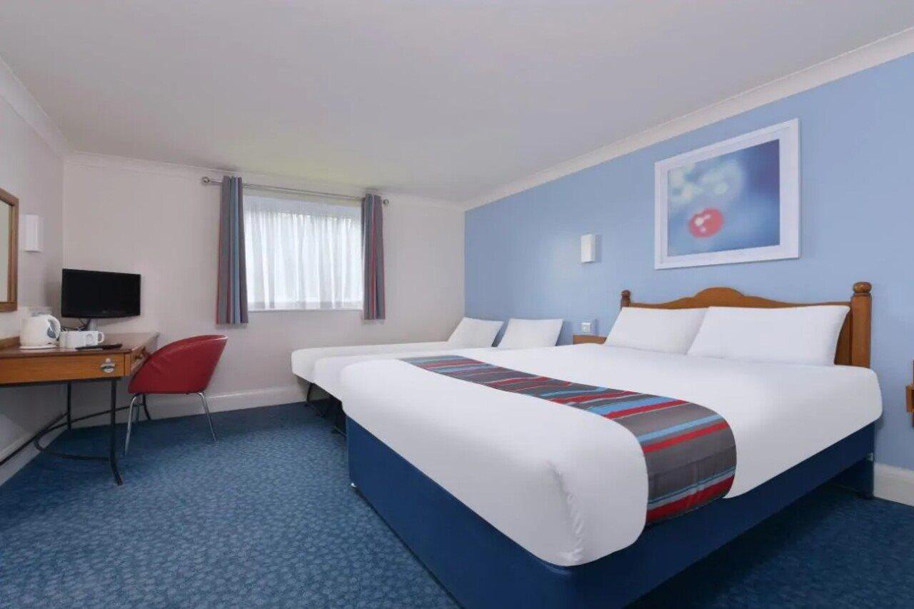 Travelodge Cardiff Airport Барри Экстерьер фото