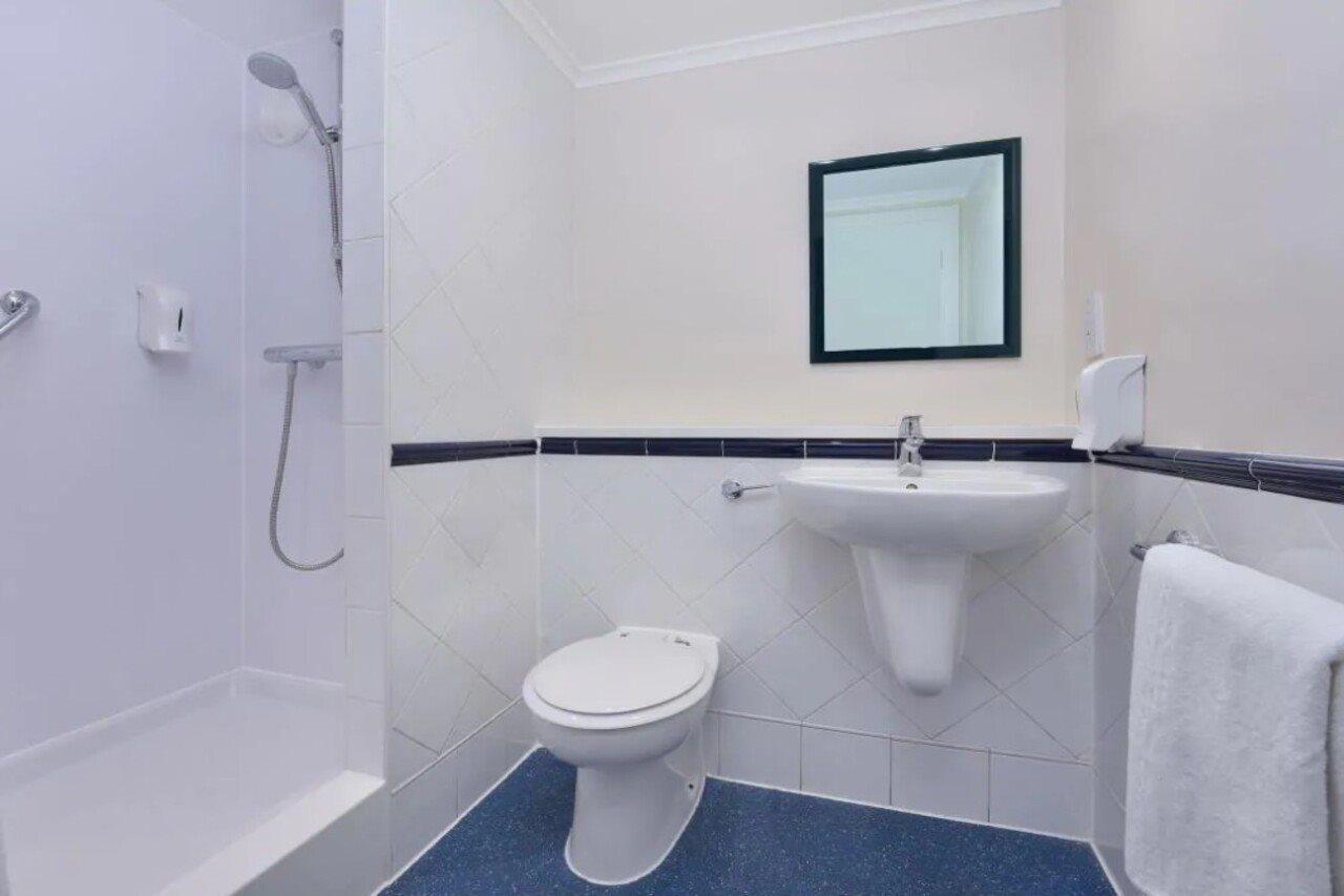 Travelodge Cardiff Airport Барри Экстерьер фото