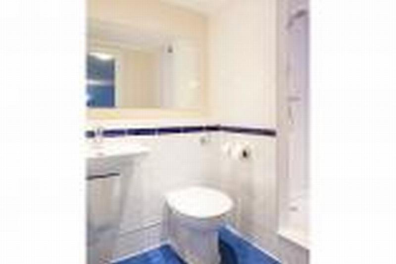 Travelodge Cardiff Airport Барри Экстерьер фото