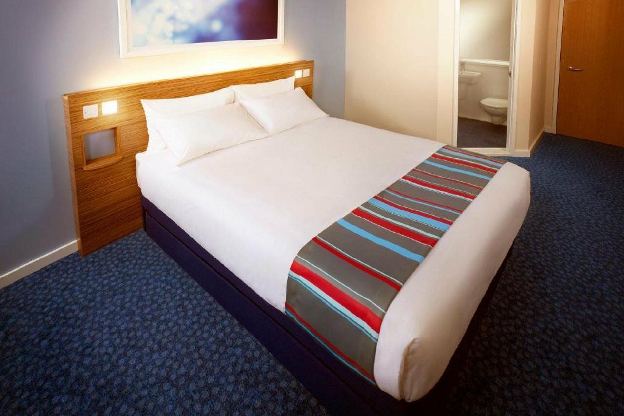 Travelodge Cardiff Airport Барри Экстерьер фото